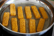Pfanne mit Fischstäbchen