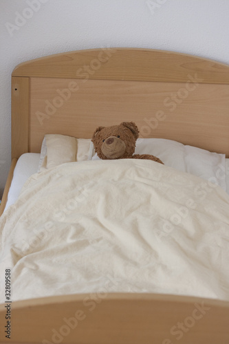 Foto: Kinderbett mit Teddy Kinderbett mit Teddy