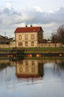 Maison normande à Honfleur et son reflet dans l'eau
