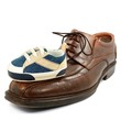 Foto: Kinderschuh auf Vaterschuh Sohn Kinderschuh auf Vaterschuh Sohn
