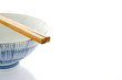 白背景に茶碗と箸のアップ