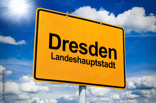 Photo: Ortsschild mit Dresden Ortsschild mit Dresden