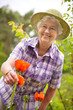 Senior Frau mit Mohnblumen