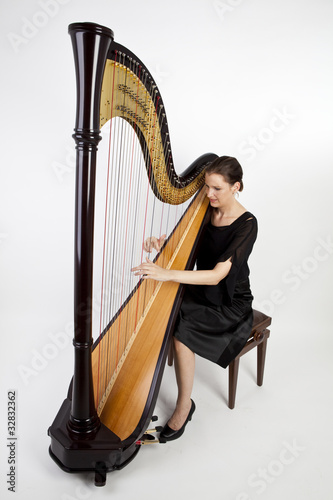 Foto: Frau spielt Harfe Frau spielt Harfe
