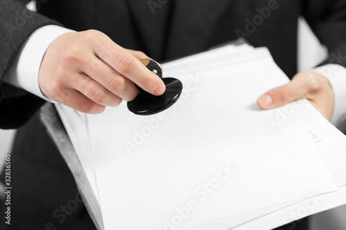 Foto: Hand holding stamp Hand holding stamp