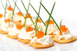 Dekorative Partysnacks mit Kaviar und Frischkäse