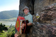 Musiker mit Seitenblick zum Weinglas
