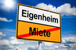 Ortsschild mit Eigenheim und Miete