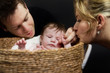 Ein Baby im Waeschekorb