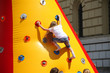 Mädchen beim Klettern an einer aufblasbaren Kletterwand