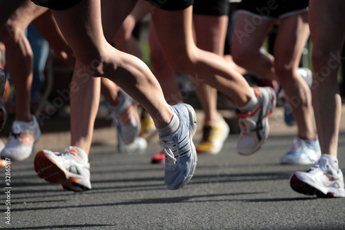 Foto: People running in city marathon.. People running in city marathon..