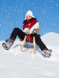 winterland schneegestöber frau rodelt