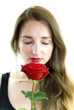 Femme qui sent une rose