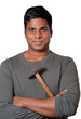 Heimwerker mit Hammer in der Hand