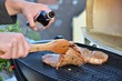Foto: Steaks werden auf dem Grill zubereitet Steaks werden auf dem Grill zubereitet