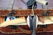 valise pleine d'objets: concept de vacances estivales