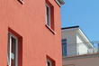 rote Neubaufassade mit WDVS