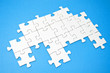 Weißes Puzzle auf blauem Untergrund