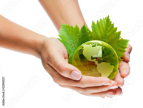 Photo: planète terre mains écologie / green earth globe in hands planète terre mains écologie / green earth globe in hands