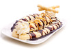 Bananensplit mit gekreuzten Waffeln