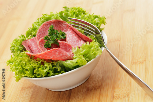 Foto: Salami in Schüßel mit Lollo Bionda Salami in Schüßel mit Lollo Bionda