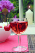 Glas Rotwein mit Kirschen Glas Rotwein mit Kirschen