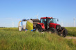 Traktor bei der Feldarbeit