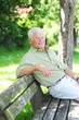Senior auf Parkbank