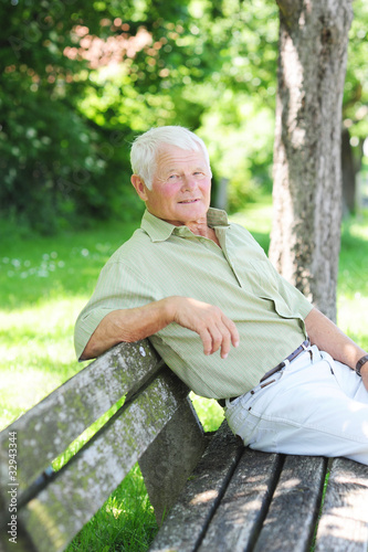 Photo: Senior auf Parkbank Senior auf Parkbank