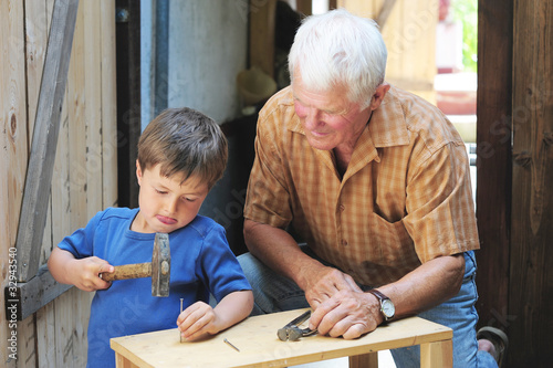 Foto: Basteln mit dem Opa Basteln mit dem Opa