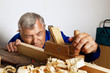 Foto: Tischler mit Hobel Tischler mit Hobel
