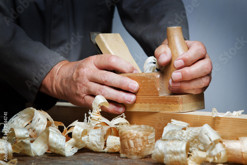 Foto: Tischler mit Hobel Tischler mit Hobel