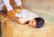 Woman in Hammam oder im türkischen Bad