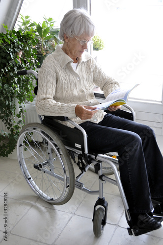 Foto: Older Woman in Wheelchair reading Older Woman in Wheelchair reading