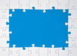 Weißer Puzzlerahmen auf blauem Untergrund
