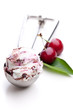 Eislöffel mit Eis und Kirschen