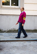 Blinder Mann mit Stock