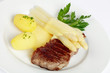frischer Spargel mit Rumpsteak und Sauce Hollandaise