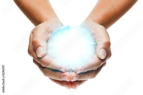 Foto: globe lumière mains / globe in hands globe lumière mains / globe in hands