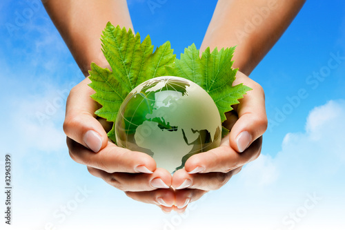 Photo: planète terre mains écologie / green earth globe in hands planète terre mains écologie / green earth globe in hands