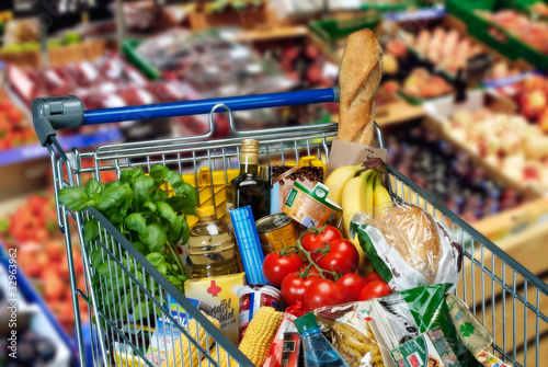 Foto: Lebensmittel im Einkaufswagen Lebensmittel im Einkaufswagen
