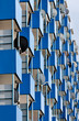 Wohnhaus mit blauen Balkonen