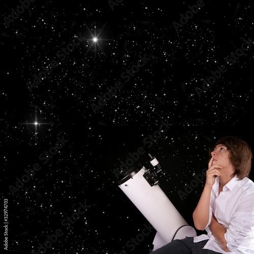 Photo: jeune homme astronome jeune homme astronome