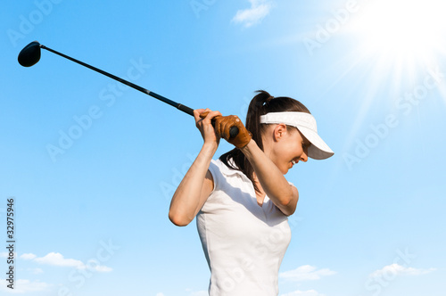 Foto: Frau spielt Golf Frau spielt Golf