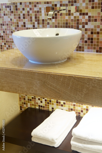 Photo: Lavabo su piano di marmo Lavabo su piano di marmo