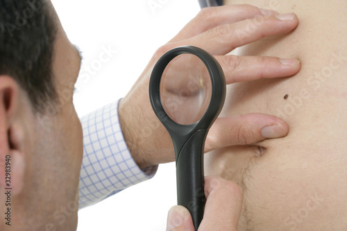 Foto: Dermatologue : examen d'un grain de beauté Dermatologue : examen d'un grain de beauté