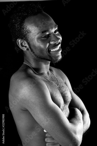 Photo : jeune homme africain torse nu - noir et blanc jeune homme africain torse nu - noir et blanc