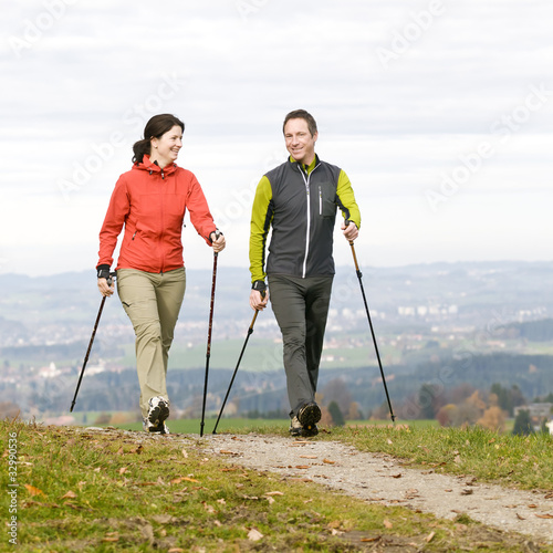 Foto: gut gelauntes Paar beim Nordic Walking gut gelauntes Paar beim Nordic Walking