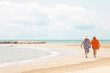 Dos señoras de paseo a orillas del mar
