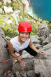 Alpinist Сheerful feminin crescător o stâncă